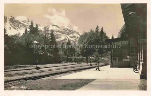AK / Ansichtskarte Bruenig  OW Bahnhof Bahnsteig Buffet Gleise Berge Tannen Schnee