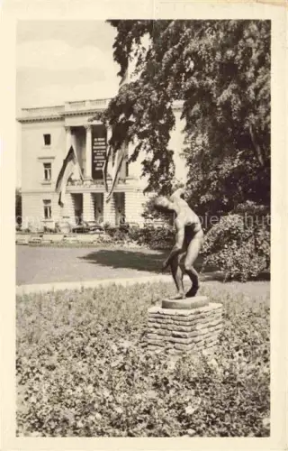 AK / Ansichtskarte Markkleeberg Landwirtschaftsausstellung Gartenbau-Ausstellung Skulptur Park Villa DDR-Fahnen