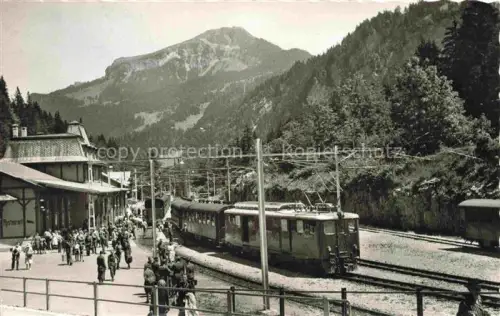 AK / Ansichtskarte Bruenig BE Bahnhof Elektrotriebwagen Bergbahn Passanten Restaurant Berge Wald