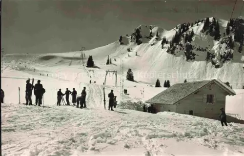 AK / Ansichtskarte Saanenmoeser Zweisimmen BE Skilift Skifahrer Winter Schnee Almhuette Berge Skipiste