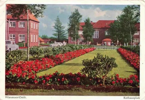 AK / Ansichtskarte Wiesmoor Aurich Niedersachsen Rathausplatz Rathaus Blumenbeete Park Autos Backsteingebaeude Ostfriesland
