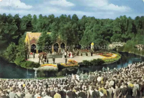 AK / Ansichtskarte Wiesmoor Aurich Niedersachsen Freilichtbuehne Auffuehrung Tanz Buehne Zuschauer Teich Bruecke Publikum Ostfriesland