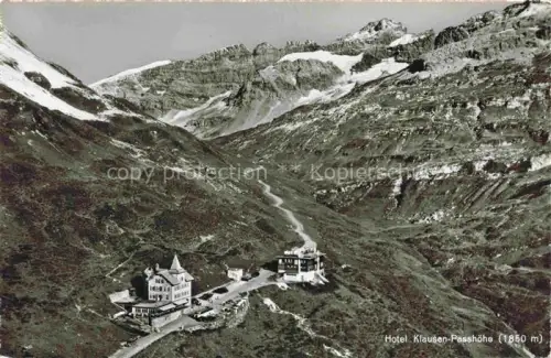 AK / Ansichtskarte Klausenpass 1948m UR Hotel-Klausen-Passhoehe Pass Bergstrasse Schnee Alpen Passgebaeude