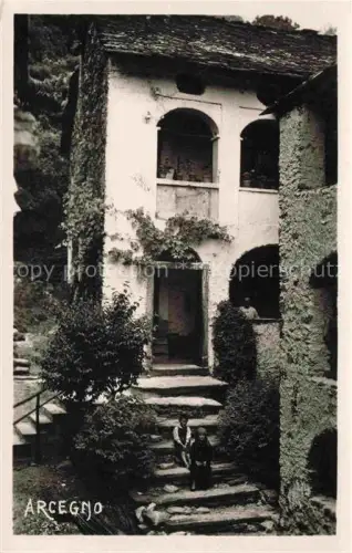 AK / Ansichtskarte Arcegno Locarno TI Haus Arkaden Treppe Kind Pflanzen Tessin Ascona
