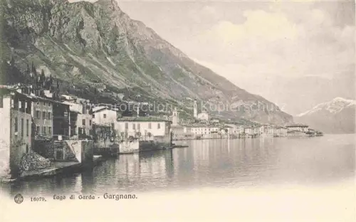 AK / Ansichtskarte Gargnano Lago di Garda Brescia Lombardia IT Lago-di-Garda Ufer Ortschaft Haeuser Berge Kirchturm