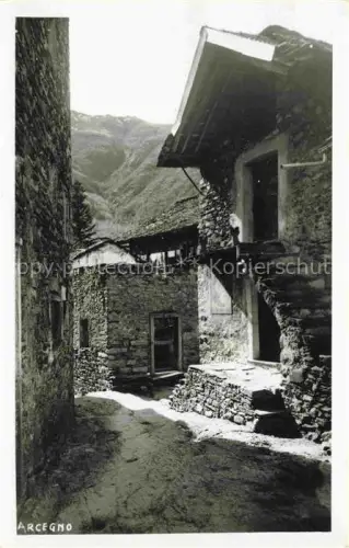 AK / Ansichtskarte Arcegno Locarno TI Gasse Steinmauern Bergdorf Berge Alpen Holzbalkon