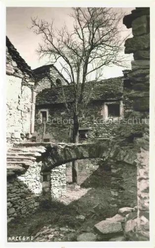 AK / Ansichtskarte Arcegno Locarno TI Steinmauern Bogen Baum Bergdorf Alpen Ruinen