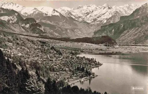 AK / Ansichtskarte Brienz Brienzersee BE Brienzersee See Bergpanorama Dorf Alpen Wald Talblick
