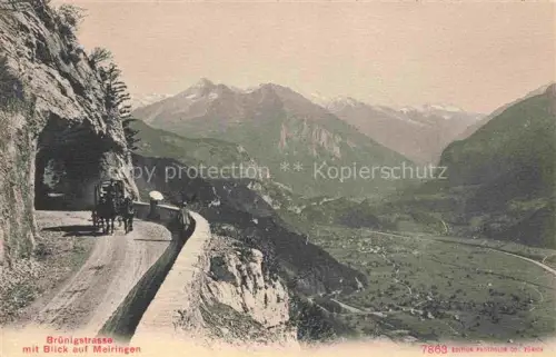 AK / Ansichtskarte Meiringen Oberhasli BE Bruenigstrasse Kutsche Bergpanorama Tal Felsen Wald Weg