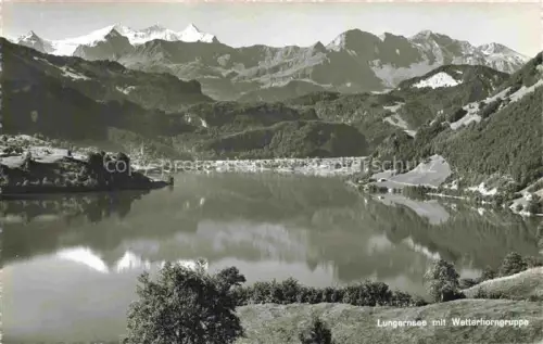 AK / Ansichtskarte Lungernsee Lungern Obwalden OW Lungernsee Wetterhorngruppe See Bergpanorama Dorf Wald Alpen