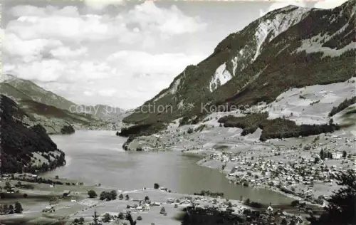 AK / Ansichtskarte Lungern Obwalden OW Lungernsee Kurort Ortschaft See Berge Alpen Talblick Wald