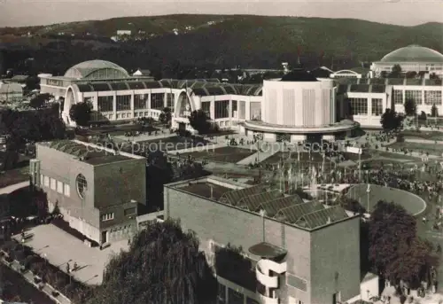AK / Ansichtskarte BRNO Bruenn CZ Internationale-Messe Messegelaende Ausstellungshallen Kuppelbau Brunnen Besucher S/W
