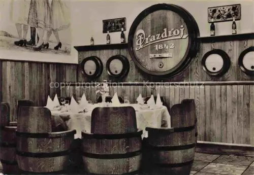 AK / Ansichtskarte PLZEN Pilsen CZ Restaurace-Prazdroj Pilsner-Urquell Brauereirestaurant Bierfaesser Restaurant Innenraum S/W