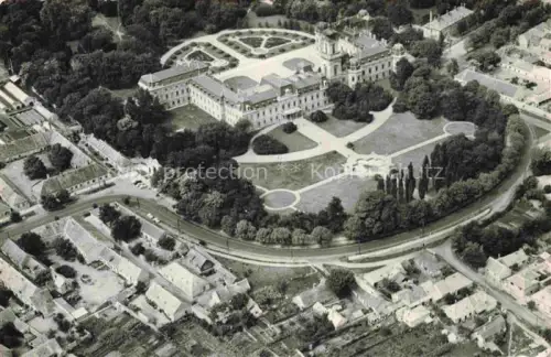 AK / Ansichtskarte Keszthely Kesztely Balaton Plattensee HU Festetics-Schloss Schlosspark Luftbild Barockschloss Stadtansicht Allee