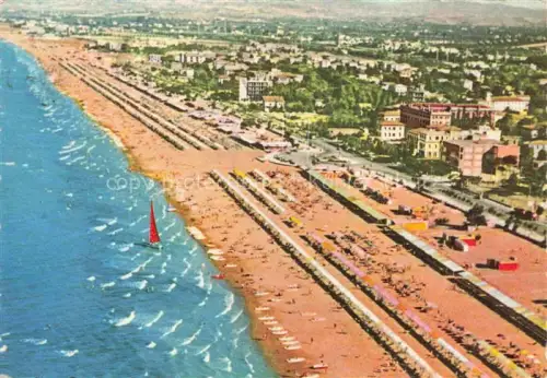AK / Ansichtskarte RICCIONE RIMINI IT Spiaggia Strand Luftbild Adria Liegestuehle Segelboot Strandkabinen Urlauber