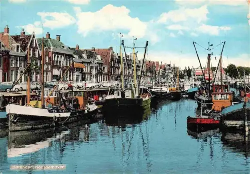 AK / Ansichtskarte Harlingen Friesland NL Noorderhaven Hafen Fischerboote Kutter Hafenquai Stadthaeuser Fischereihafen