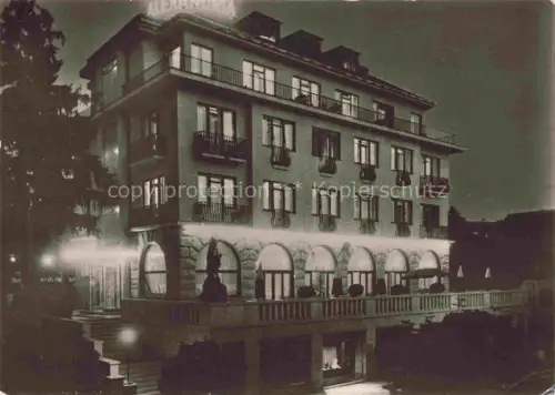 AK / Ansichtskarte Lazne Luhacovice Bad Luhatschowitz CZ Hotel-Alexandria Cedok Nachtaufnahme Beleuchtung Arkaden Balkon