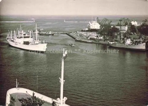 AK / Ansichtskarte GDYNIA Gotenhafen PL Awanport Hafen Frachtschiffe Krane Hafeneinfahrt Mole
