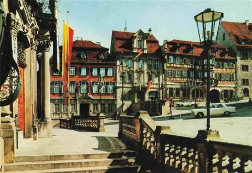 AK / Ansichtskarte Schwaebisch Hall BW Marktplatz Fachwerkhaus Treppe Laterne Fahnen Autos