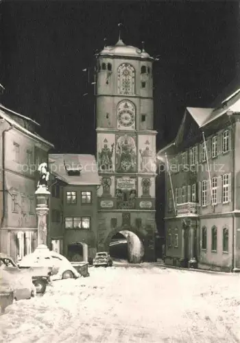 AK / Ansichtskarte Wangen Allgaeu Bayern Ravensburger-Tor Stadttor Uhrturm Nacht Schnee Winter Brunnen Autos