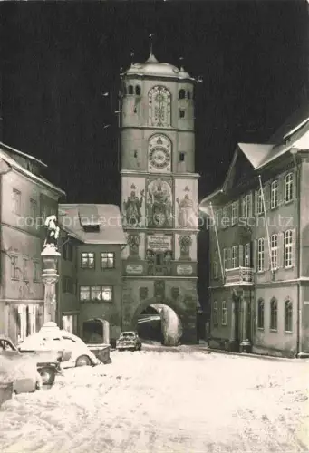 AK / Ansichtskarte Wangen Allgaeu Bayern Stadttor Stadtturm Uhr Fresken Nachtaufnahme Schnee Winter Autos Statue