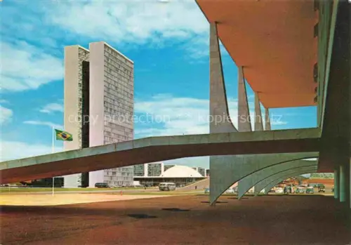 AK / Ansichtskarte Brasilia Ciudad Brasil Congresso-Nacional Zwillingstuerme Kuppel Modernismus Rampe Brasilien-Flagge Oscar-Niemeyer Regierungsgebaeude