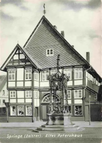 AK / Ansichtskarte Springe Deister Hannover Niedersachsen Altes-Petershaus Fachwerkhaus Brunnen Deister Skulptur Geschaefte Marktplatz