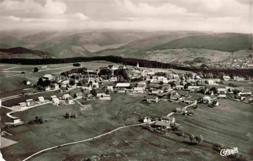 AK / Ansichtskarte Hoechenschwand Schwarzwald BW Fliegeraufnahme Hochschwarzwald Kurort Kirche Dorf Felder Wald Huegel
