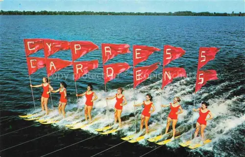 AK / Ansichtskarte Winter Haven Cypress-Gardens Aquamaids Wasserski See Flaggen Frauen Tracht