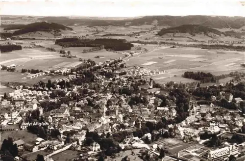 AK / Ansichtskarte Isny Allgaeu Bayern Fliegeraufnahme Hotel-Alte-Post Stadtpanorama Kirchturm Felder Wald