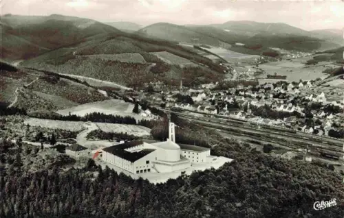 AK / Ansichtskarte Altenhundem Fliegeraufnahme Missionshaus-Maria-Koenigin Kirche Bahngleise Wald Berge Ortschaft Kloster