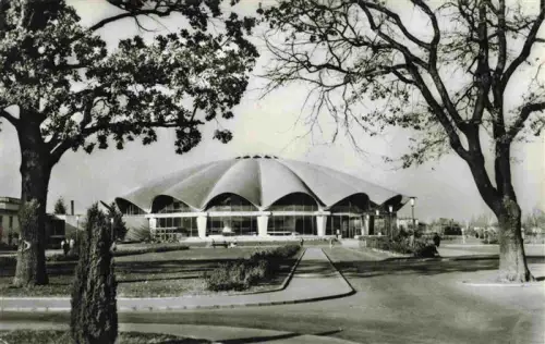 AK / Ansichtskarte Bucharest Circul-de-stat Staatszirkus Zirkus Rundbau Moderne-Architektur Baeume Park