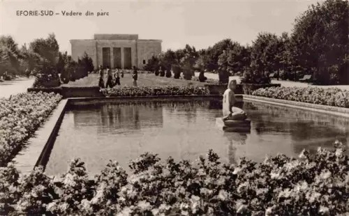 AK / Ansichtskarte Eforie-Sud Romania Vedere-din-parc Park Wasserbecken Statue Blumenbeete Gebaeude Baeume Passanten