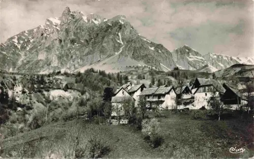 AK / Ansichtskarte Saint-Martin-d Entraunes Prapelet Aiguilles-de-Pélens Bergdorf Alpen Schneeberge Haeuser Wiesen Baeume