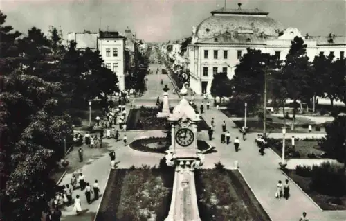 AK / Ansichtskarte Braila RO Uhrturm Boulevard Park Passanten Kuppelgebaeude Donaustadt Alleen Blumenbeete