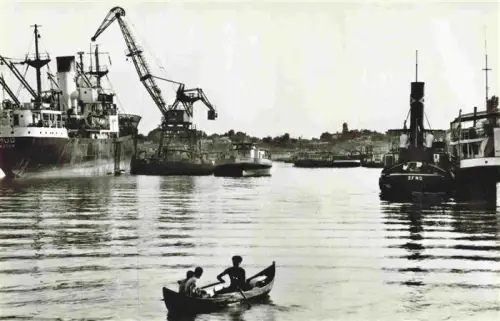 AK / Ansichtskarte Braila RO Vedere-din-port Hafen Frachtschiff Kran Ruderboot Donauhafen Dampfer