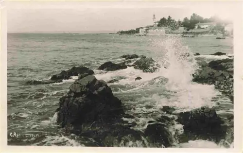 AK / Ansichtskarte CRIKVENICA Crikvenice Croatia Kuste Felsen Wellen Kirche Adria Brandung Ortschaft