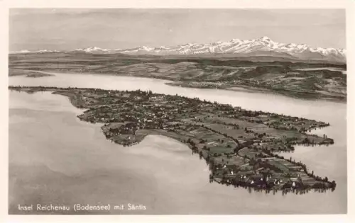 AK / Ansichtskarte REICHENAU  Insel Bodensee Fliegeraufnahme Bodensee Insel Saentis Alpen Felder Dorf