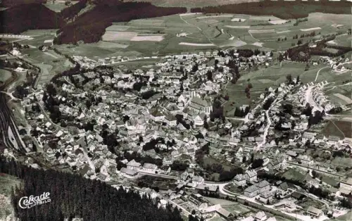 AK / Ansichtskarte Neustadt  Schwarzwald Titisee-Neustadt Fliegeraufnahme Schwarzwald Kurort Kneippkurort Kirche Wintersportort Felder Waelder