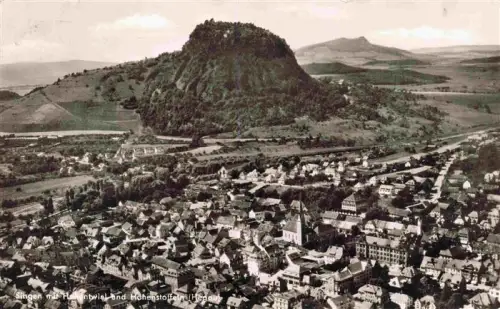 AK / Ansichtskarte SINGEN  Hohentwiel BW Fliegeraufnahme Hohentwiel Hohenstoffeln Hegau Stadtansicht Kirche Vulkankegel