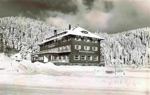 AK / Ansichtskarte Mummelsee Berg-Hotel-Mummelsee Schwarzwaldhochstrasse Schwarzwald Winter Schnee Tannenwald