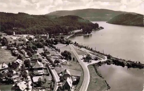 AK / Ansichtskarte Schluchsee Luftaufnahme Schluchsee Hochschwarzwald See Wald Kurort Kirche Dorf Strasse