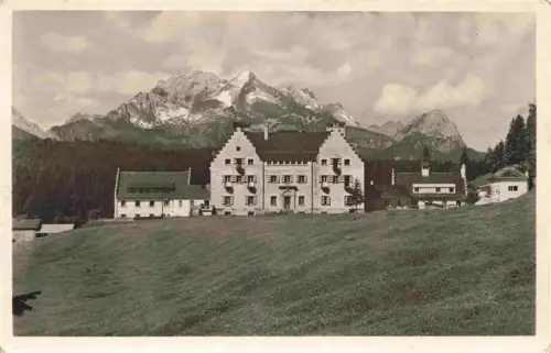 AK / Ansichtskarte Schloss Kranzbach Schloss-Kranzbach Hochgebirgsheim Bergpanorama Alpen Berge Wiese Wald Garmisch