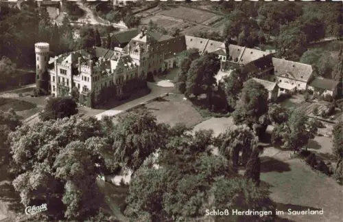 AK / Ansichtskarte Herdringen Arnsberg NRW Luftaufnahme Schloss-Herdringen Sauerland Park Wald Gutsanlage Turm Felder