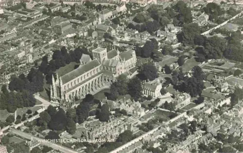 AK / Ansichtskarte Winchester  Hampshire UK Luftaufnahme Winchester-Cathedral Kathedrale Stadtansicht Park Altstadt England