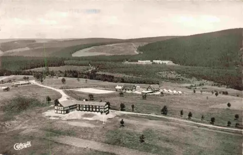 AK / Ansichtskarte St Andreasberg Harz Niedersachsen Luftaufnahme Sankt-Andreasberg Oberharz Bergstadt Sportplatz Wald Felder Kurort
