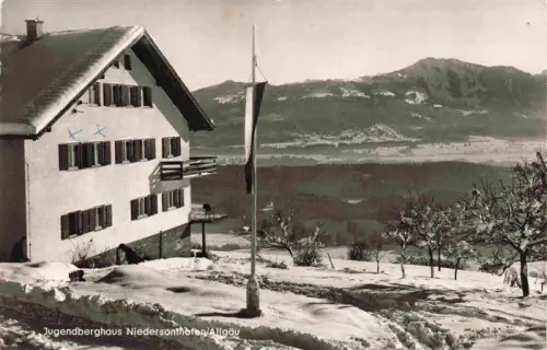 AK / Ansichtskarte Niedersonthofen Waltenhofen Bayern Jugendberghaus Niedersonthofen Allgaeu Winterlandschaft Schnee Berge Flagge Panorama