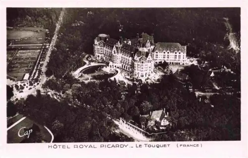 AK / Ansichtskarte LE TOUQUET-PARIS-PLAGE 62 Pas-de-Calais Luftaufnahme Hotel-Royal-Picardy Le-Touquet Park Wald Tennisplaetze Strasse Villen
