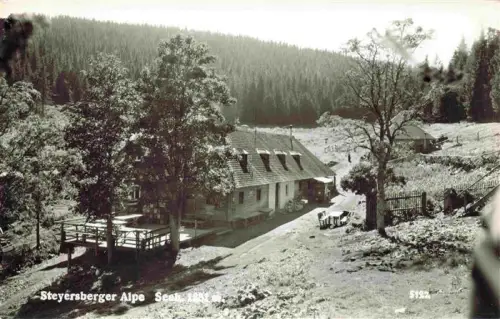 AK / Ansichtskarte Steyersberger Alpe 1351m Kirchberg Wechsel Niederoesterreich AT Steyersberger-Alpe Almgebaeude Wald Wiese Holzzaun Schnee Niederoesterreich Berglandschaft