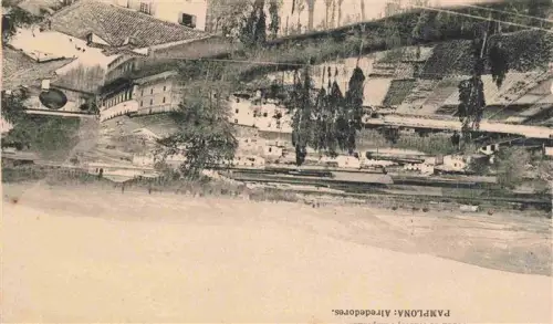 AK / Ansichtskarte Pamplona Navarra ES Alrededores Fluss Bruecke Felder Berge Stadtrand Gebaeude